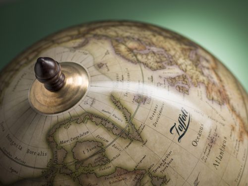 Bárföldgömb barna asztali Giove (a gömb teteje oldalra nyitható) régi fehér Ø 40  cm