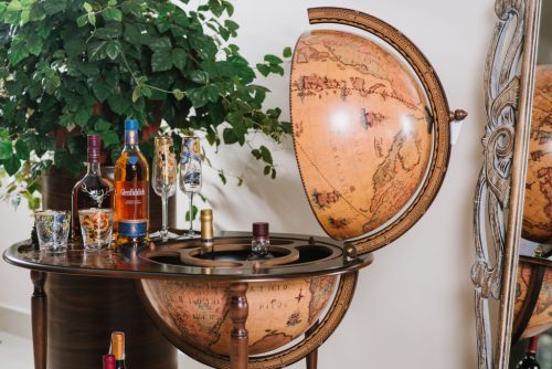 Bárföldgömb zsúrkocsi Artemide (a gömb teteje oldalra nyitható) barna Ø 50  cm